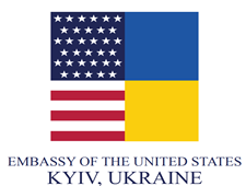 Logotips, kurā ir apvienots ASV un Ukrainas karoga dizains. Zemāk teksts skan: 