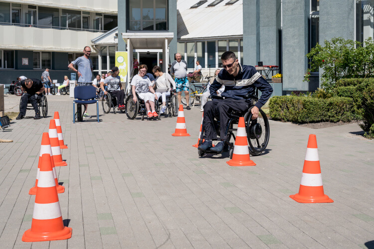 NRC "Vaivari" aizvadīts ikgadējais pasākums riteņkrēslu lietotājiem “Ar Sportu uz veselību 2018”